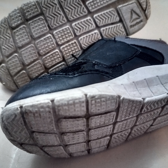 2 for 1 Reebok 8c Kids Shoe - Picture 3 of 3